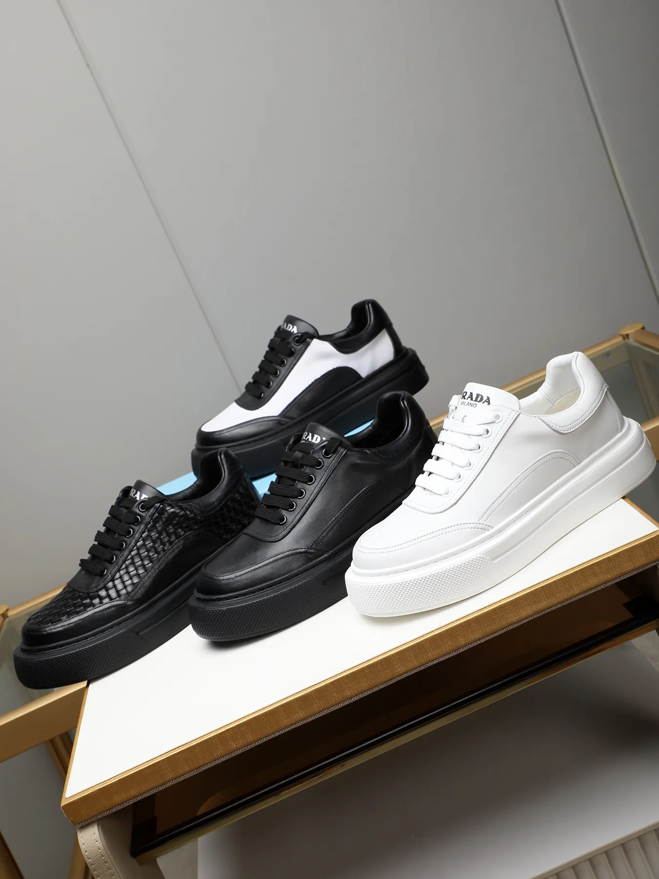 Men's shoes 💰500 Prada/Prada Men's new casual shoes, this upper is made of imported calfskin. The outside is decorated with the P family's classic metal triangle enamel logo, with cowhide lining and cowhide for the foot pads. The outsole is made of non-slip sports exclusive rubber outsole with logo, which feels good on the feet. It is a fashionable and fashionable item!  Size: 38-44 (45 customized)